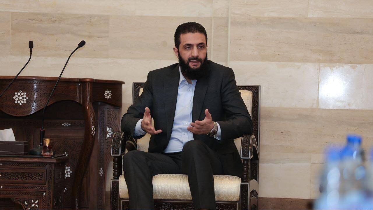 Abou Mohammed al-Joulani, le chef du groupe islamiste HTC, qui se fait désormais appeler par son vrai nom, Ahmad al-Chareh, lors d'une interview avec France 24, le 16 décembre 2024.