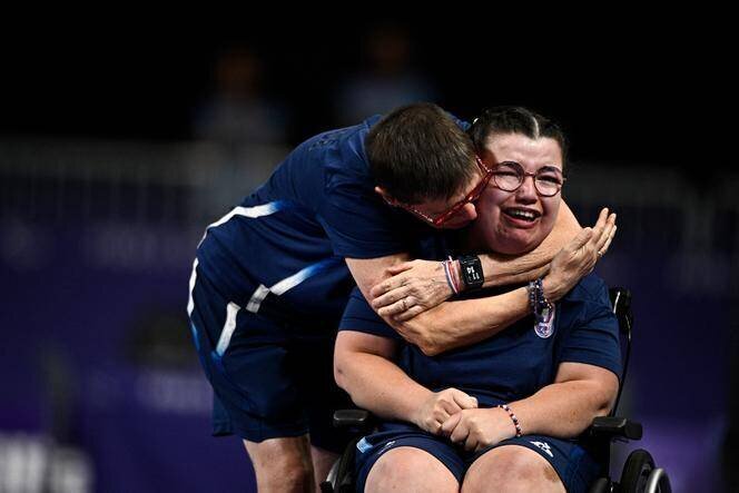 Aurélie Aubert enlacée par son assistante Claudine Liop après la finale paralympique de boccia, à l’Arena Paris Sud, le 2 septembre 2024.
