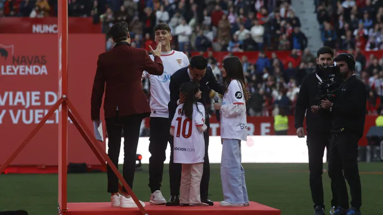 Aitor Puerta, Triana et Noelia Reyes, avec Jesús Navas