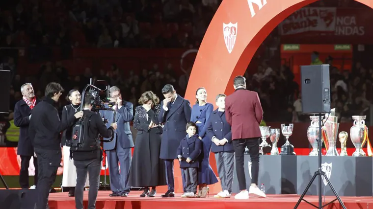 Larmes de Jesús Navas et sa famille pendant l'acte d'hommage au Sánchez-Pizjuán