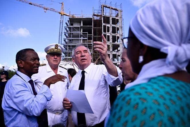 Le préfet de Mayotte, François-Xavier Bieuville, et le premier ministre, François Bayrou, visitent l’usine de dessalement de Pamandzi, sur l’île de Petite-Terre, à Mayotte, le 30 décembre 2024.