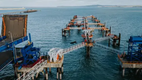 Quais vides au port de Holyhead, montrant les structures endommagées lors d'une récente tempête