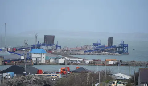 Vue du port de Holyhead montrant les deux quais en fonctionnement