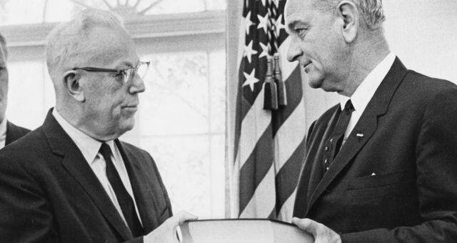 Le président de la Cour suprême, Earl Warren, remet au président Lyndon B. Johnson, à la Maison Blanche, le rapport de la commission Warren sur l'assassinat du président Kennedy, Washington DC, 24 septembre 1964