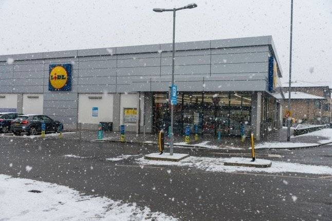 Supermarché Lidl sous une neige légère