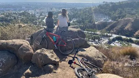 Deux cyclistes sur une colline surplombant Los Angeles