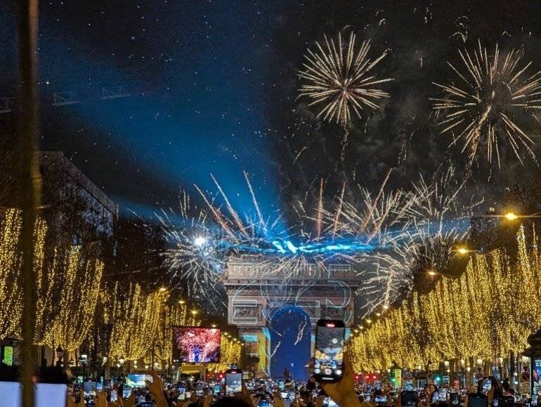 Célébrations de la nouvelle année 2025 sur les Champs-Élysées à Paris