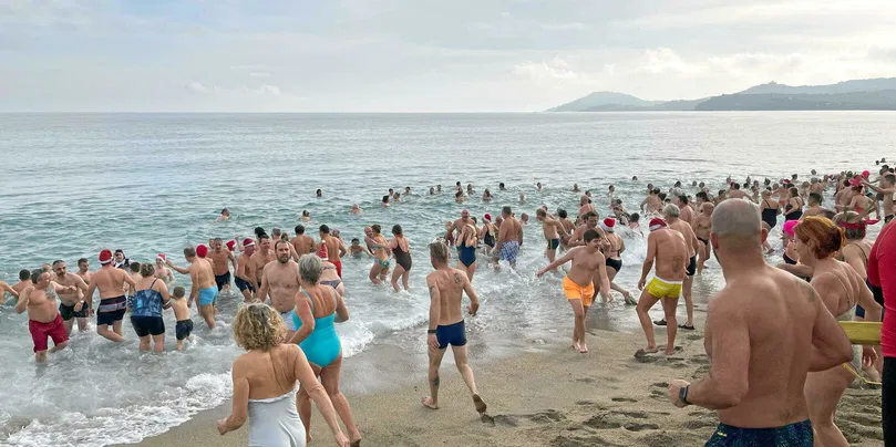Depuis vingt-cinq ans, la ville d'Argelès-sur-mer organise un bain de mer chaque 1er janvier. En 2024, 1 200 personnes s'étaient réunies sur la plage centrale, sous la vigilance des sauveteurs en mer.