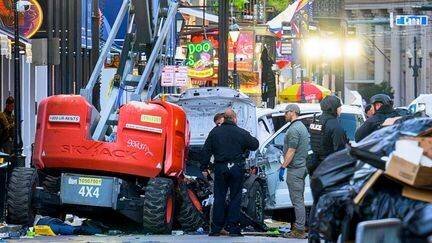 Les enquêteurs entourent un camion blanc sur les lieux de l'attaque dans le quartier français de la Nouvelle-Orléans, en Louisiane, le 1er janvier 2025.