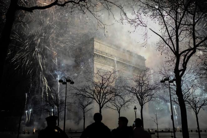 A Paris, devant l’Arc de triomphe, le 1ᵉʳ janvier 2024.