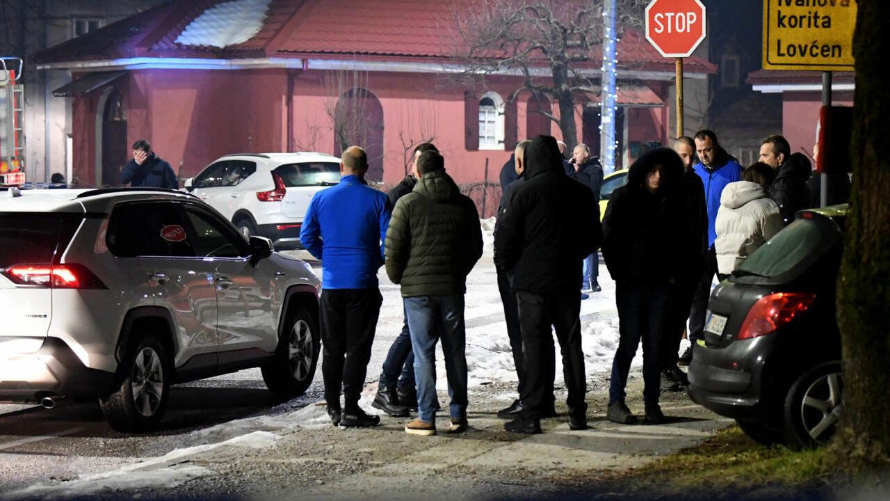 Des policiers et des unités de protection civile sécurisent une scène de crime après qu'un homme armé a tué plusieurs personnes dans le village de Bajice près de Cetinje, le 1er janvier 2025.