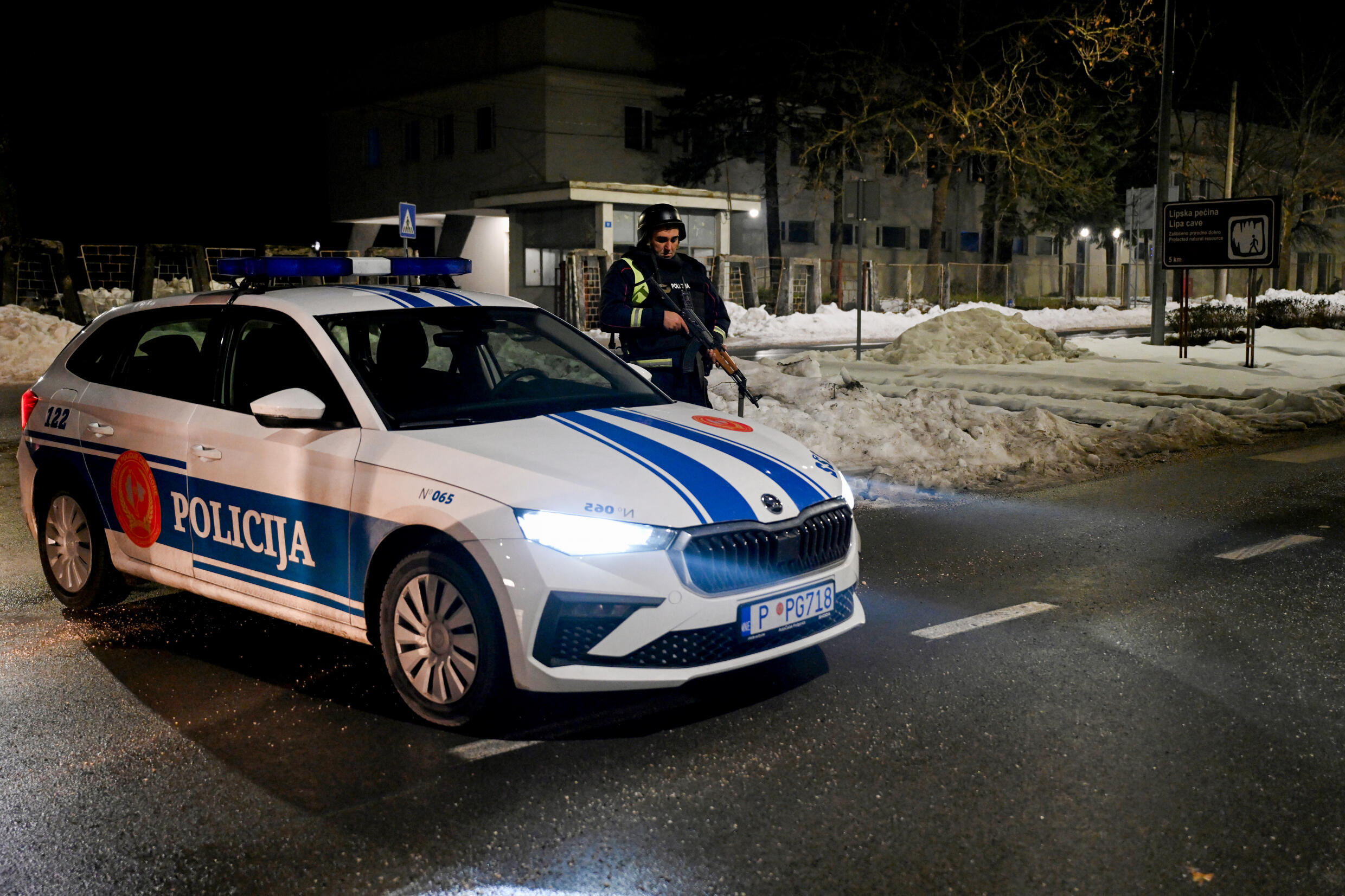 Des policiers montent la garde à un poste de contrôle à la périphérie de Cetinje, le 1er janvier 2025, après qu'un homme armé a tué plusieurs personnes dans le village voisin de Bajice.