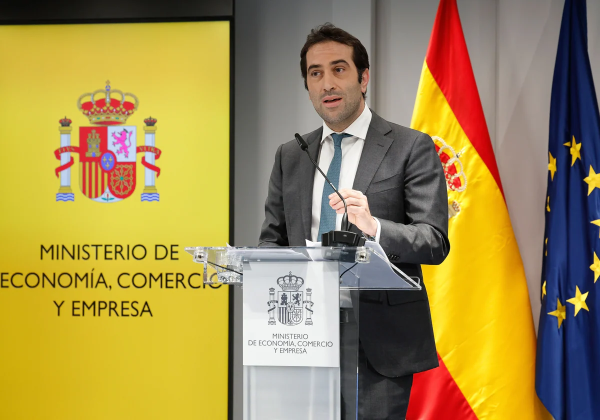 El ministro de Economía, Carlos Cuerpo, atendiendo a los medios