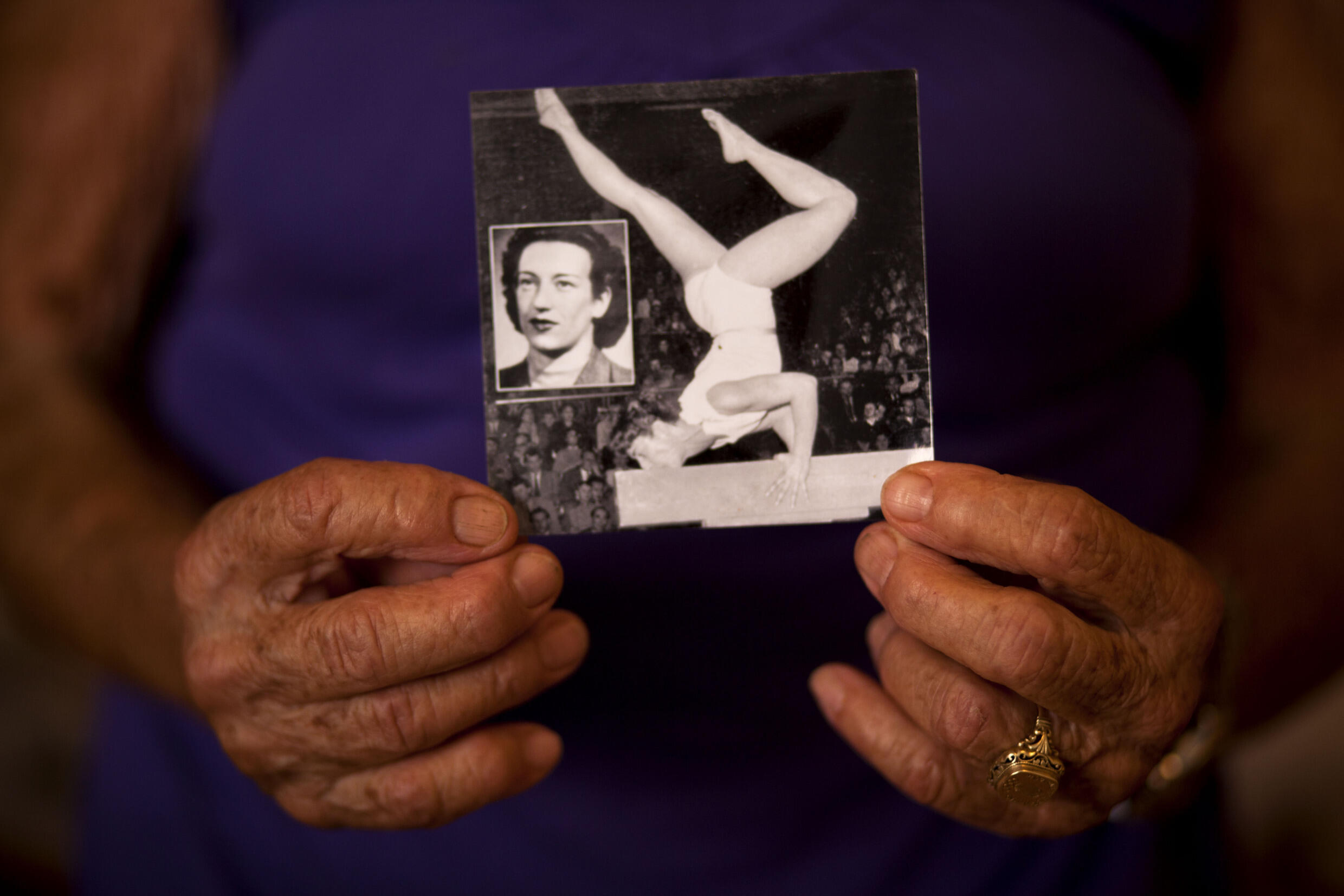 Agnes Keleti tient une photo d'elle-même en train de jouer à la poutre lors d'une compétition, chez elle à Herzliya, en Israël, le lundi 13 août 2012.