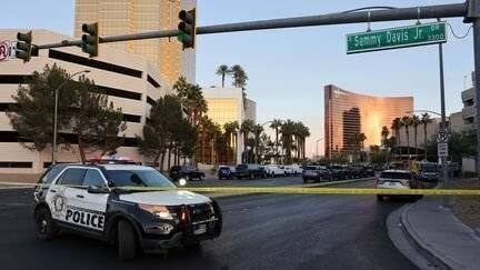 Un véhicule de la police de Las Vegas bloque la route près de l'hôtel Trump, après l'explosion d'un Cybertruck Tesla.