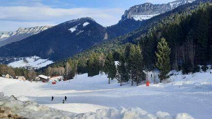 La station de ski de Planolet à Saint-Pierre-de-Chartreuse dans les Alpes fonctionne grâce à une quarantaine de bénévoles. (MATHILDE IMBERTY / FRANCEINFO / RADIO FRANCE)