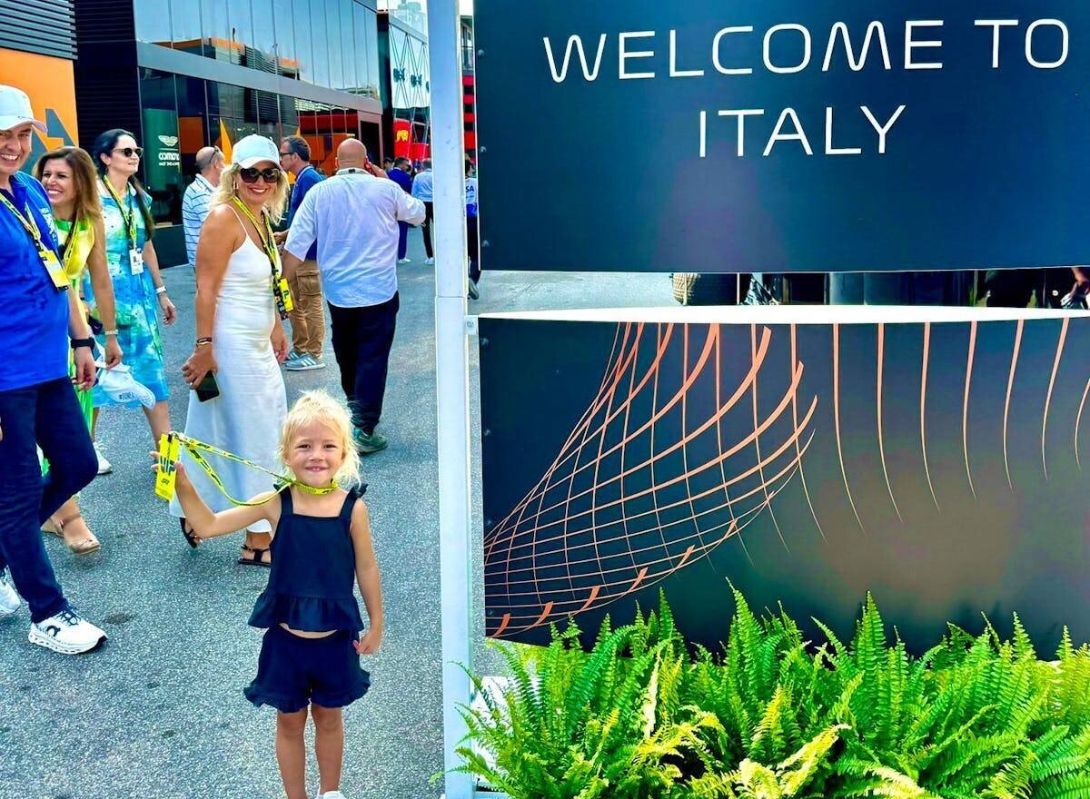 Emily est ravie de l'invitation de Tom.