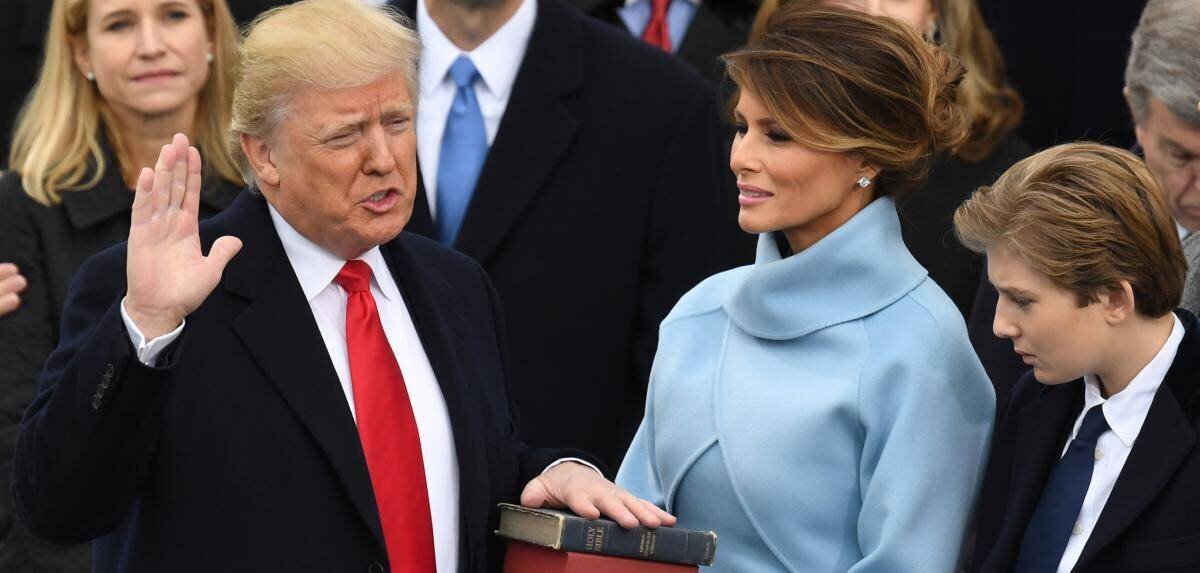 Donald Trump prêtant serment en tant que Président le 20 janvier 2017 au Capitole des États-Unis. (Photo par Mark RALSTON / AFP)