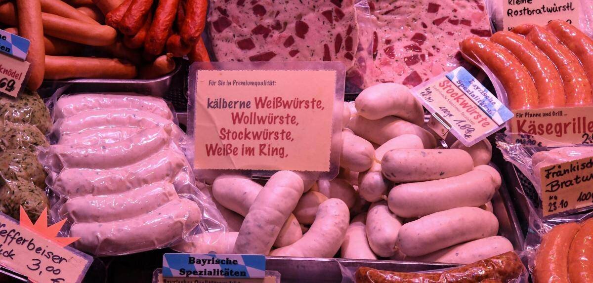 Auslage einer Metzgerei auf dem Viktualienmarkt in München