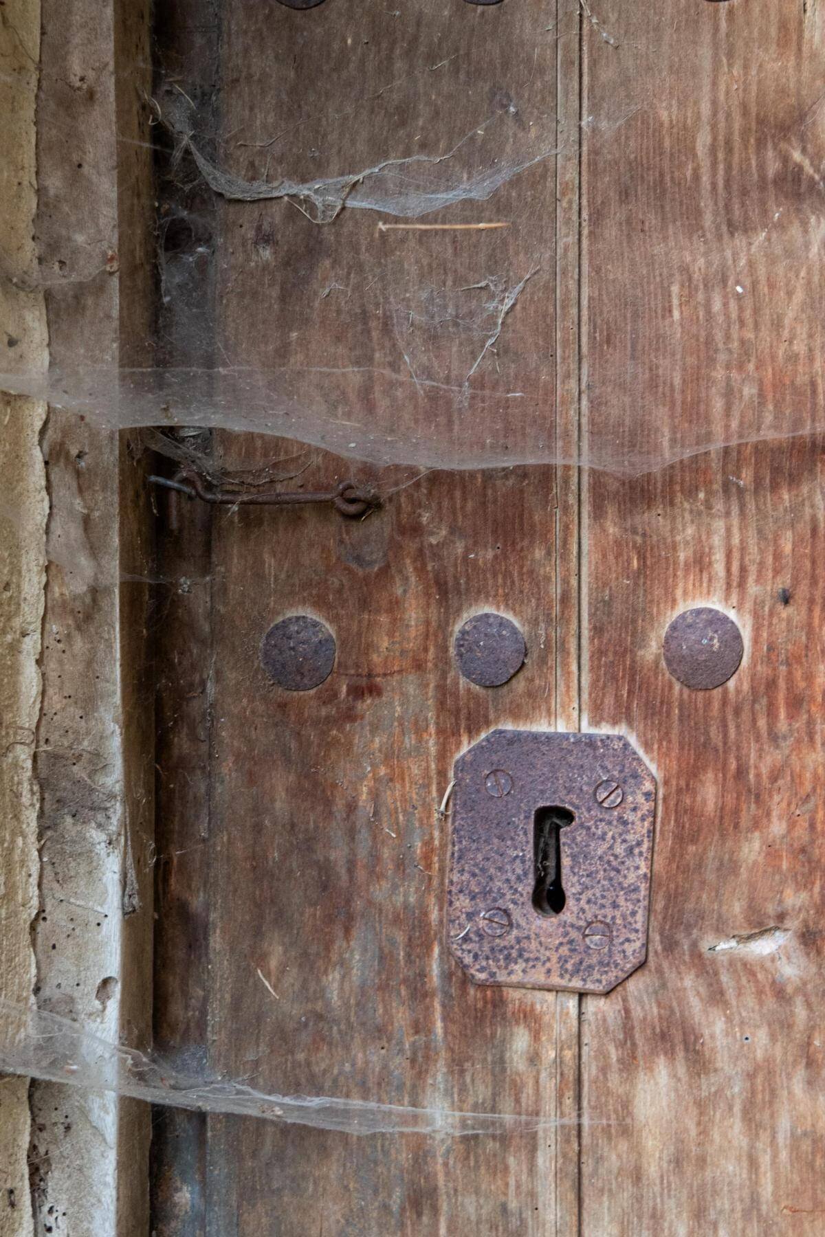 Une porte en ruine à San Vicente de Munilla