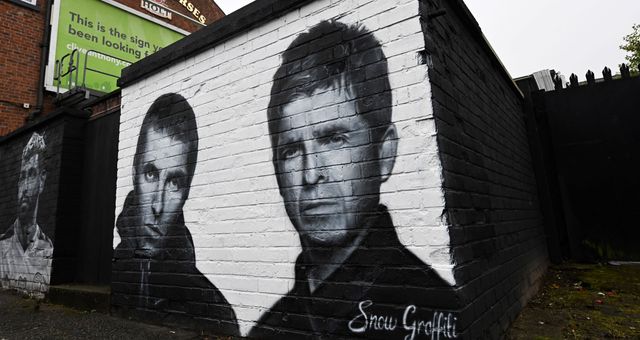 Les frères Liam et Noel Gallagher de Oasis, peints par Scott Wilcock sur un mur de Manchester.