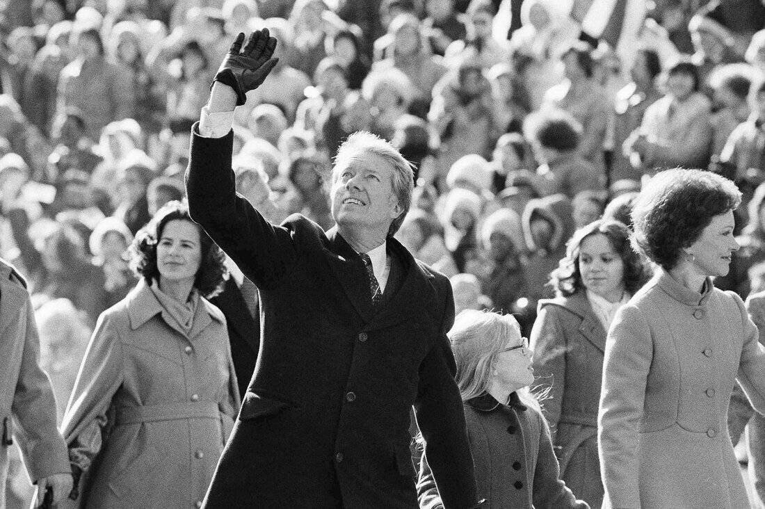 Jimmy Carter salue la foule lors de son inauguration