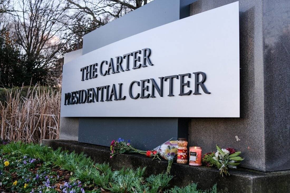 Bougies, fleurs et cacahuètes en hommage à Jimmy Carter