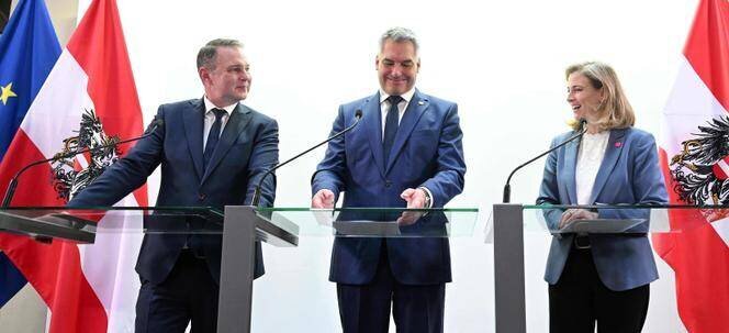 Andreas Babler, Karl Nehammer et Beate Meinl-Reisinger lors d'une conférence de presse, le 18 novembre 2024, à Vienne.