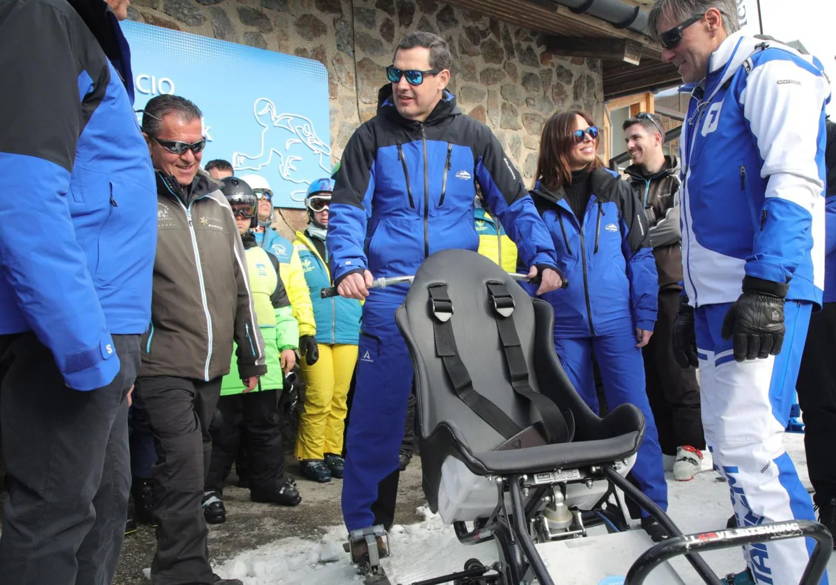 Le président andalou, Juanma Moreno, à la station de ski de Sierra Nevada