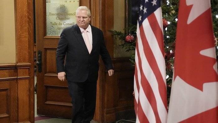 Doug Ford sort de son bureau