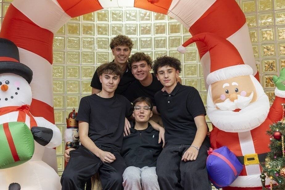 Jonathan entouré de ses amis qui le soutiennent.