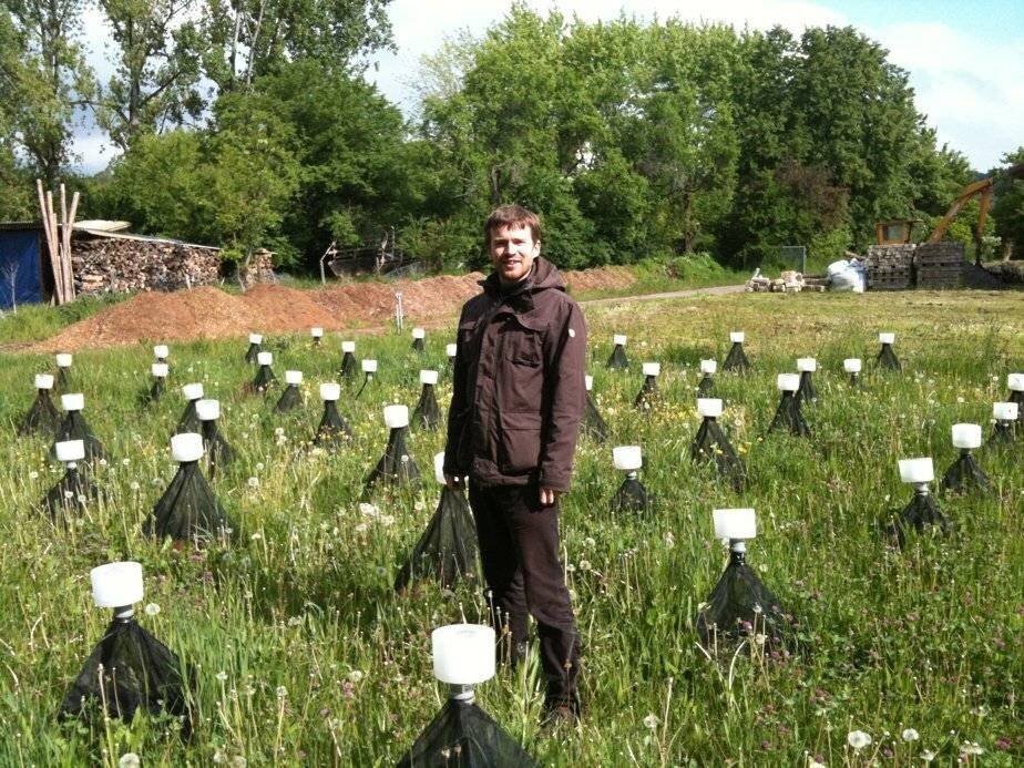 Philipp Unterweger avec des appareils de mesure de la présence d’insectes