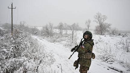 Un soldat russe patrouille dans la région de Koursk, frontalière avec la Russie, le 14 novembre 2024.