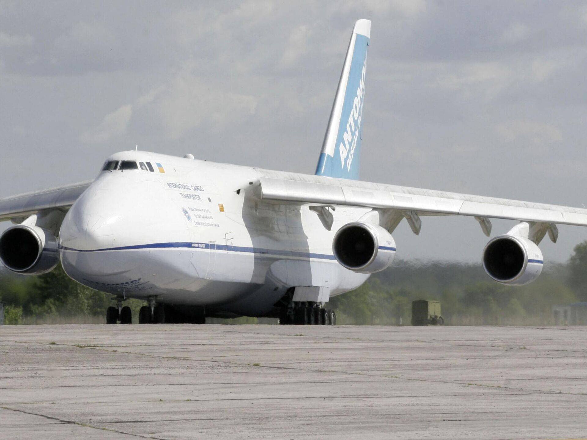 Chargement d'équipements sur l'An-124