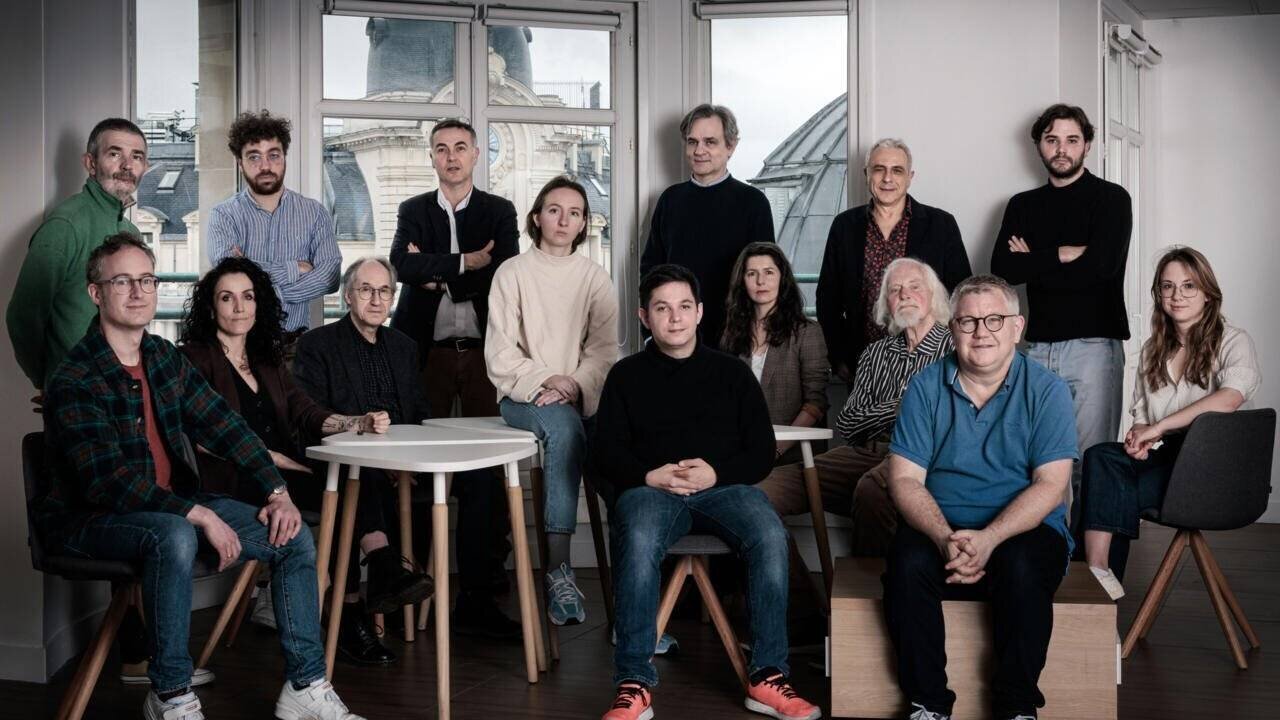 L'équipe de Charlie Hebdo pose lors d'une séance photo à Paris en mars 2024.