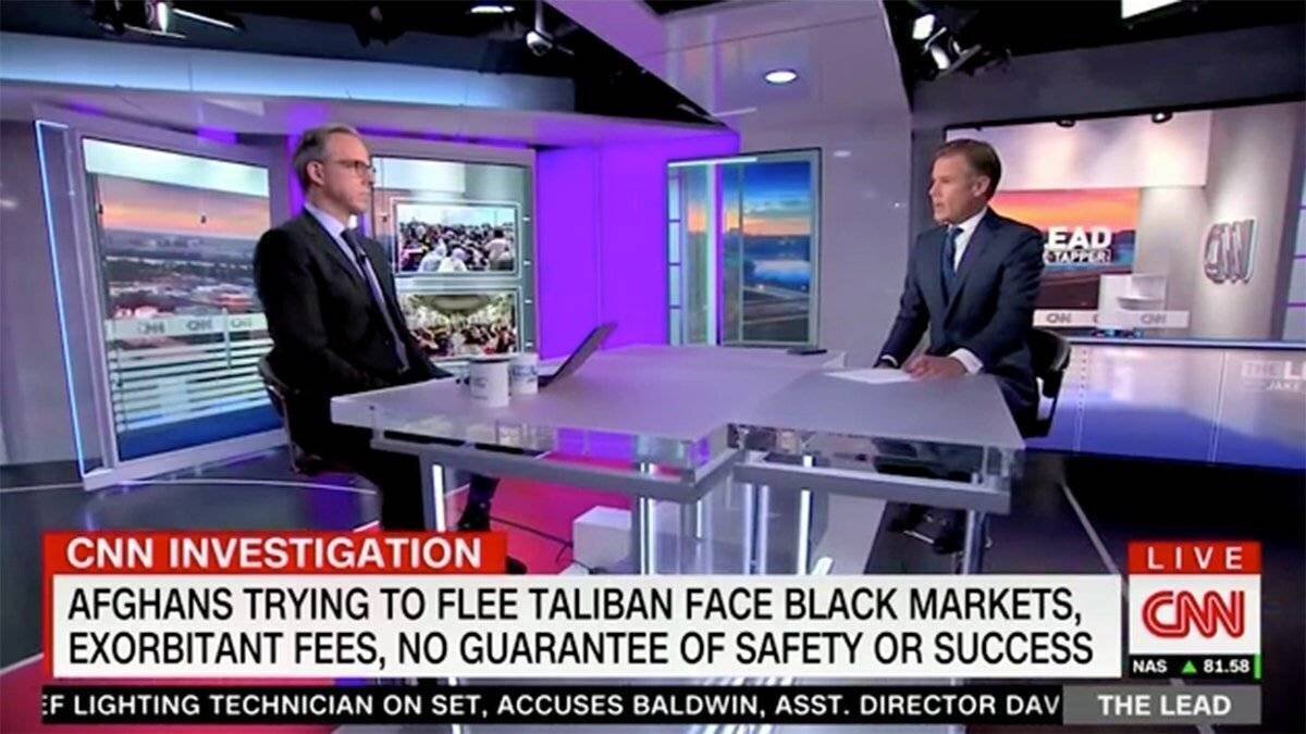Jake Tapper et Alex Marquardt pendant la diffusion du segment.