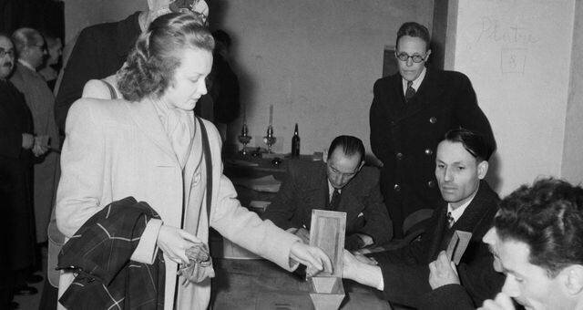 Une femme en train de voter lors des élections municipales françaises en avril 1945. ©Getty - Keystone-FranceΓ-Rapho