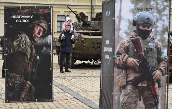 Un char militaire détruit présenté lors d’une exposition en plein air, à Kiev, le 28 décembre 2024.