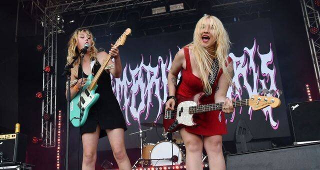 Lambrini Grls en concert à Glastonbury en 2024 - Jim Dyson