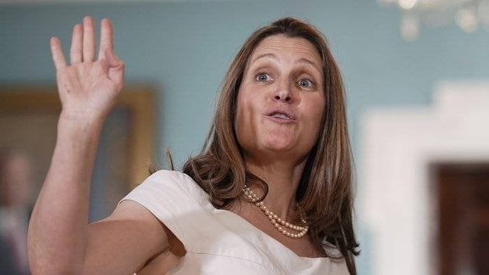 Chrystia Freeland agite la main en guise d'au revoir.