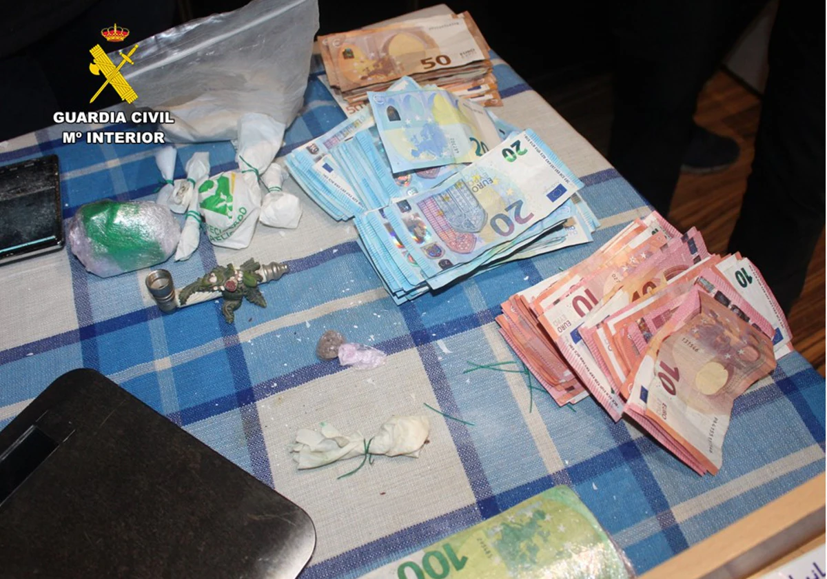 Dinero en efectivo y estupefacientes intervenidos par la Guardia Civil en la operación