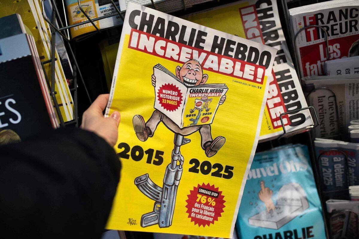 Édition spéciale de « Charlie Hebdo » à l'occasion du 10ème anniversaire de l'attaque dans un kiosque à journaux à Paris, janvier 2025.
