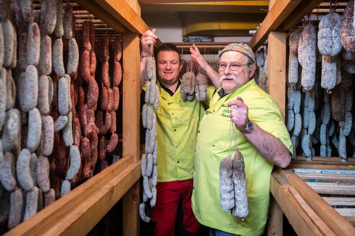 Salami et Mortadelletto séchant dans le caveau