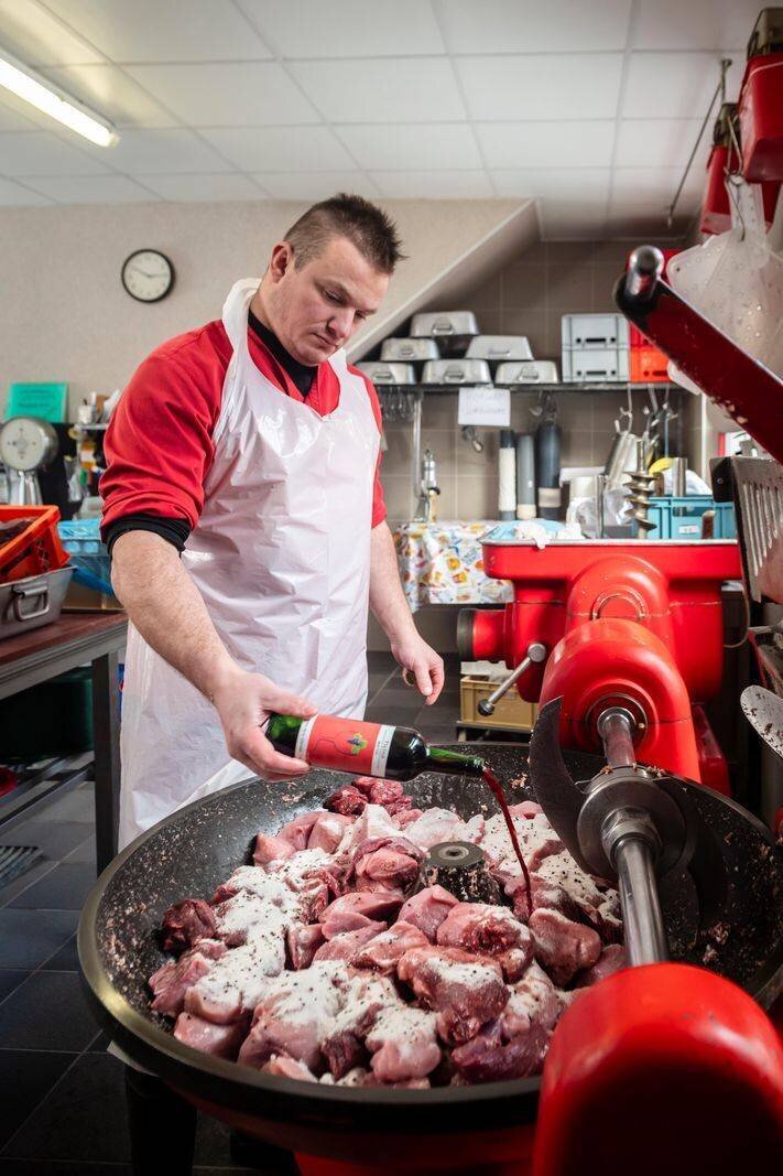 Préparation de la salami avec du Merlot tessinois