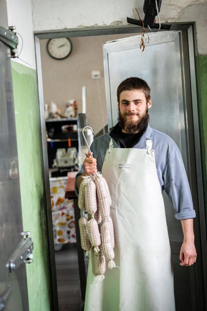 Salamis fraîchement préparées suspendues