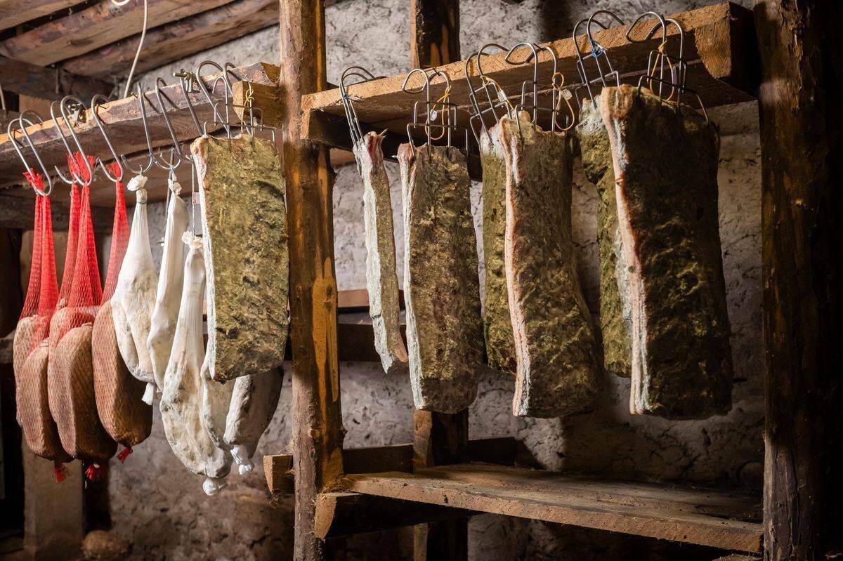 Viande et saucisses séchant dans le caveau