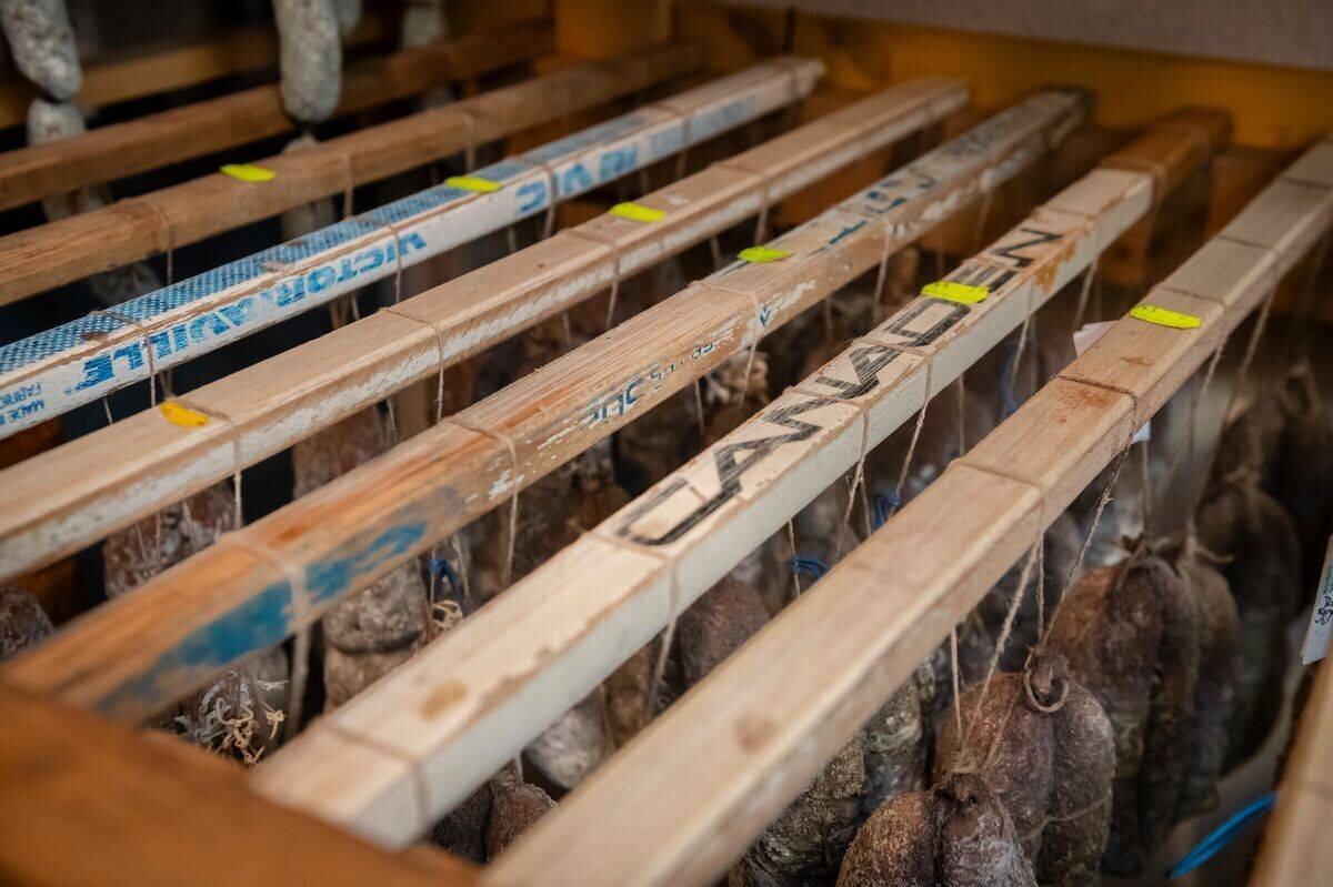 Salami et Mortadelletto séchant dans le caveau