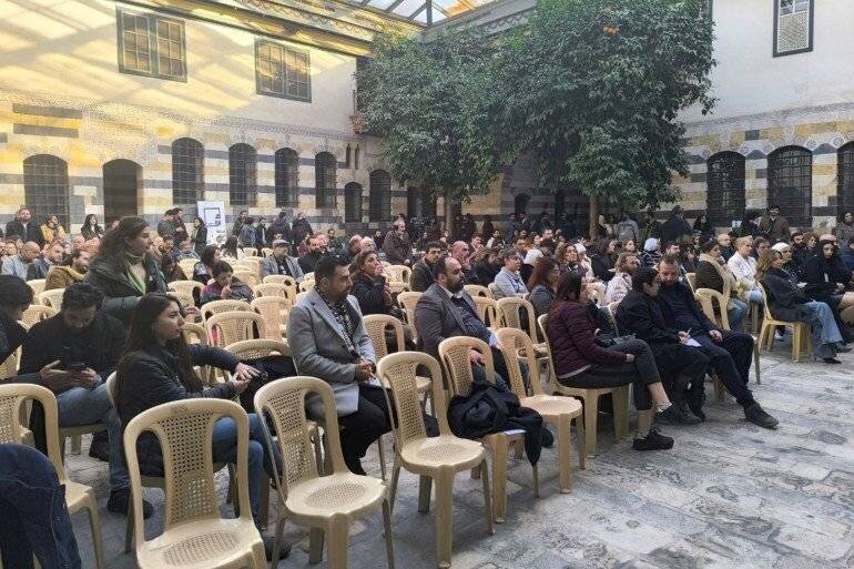 Discussion publique à Damas