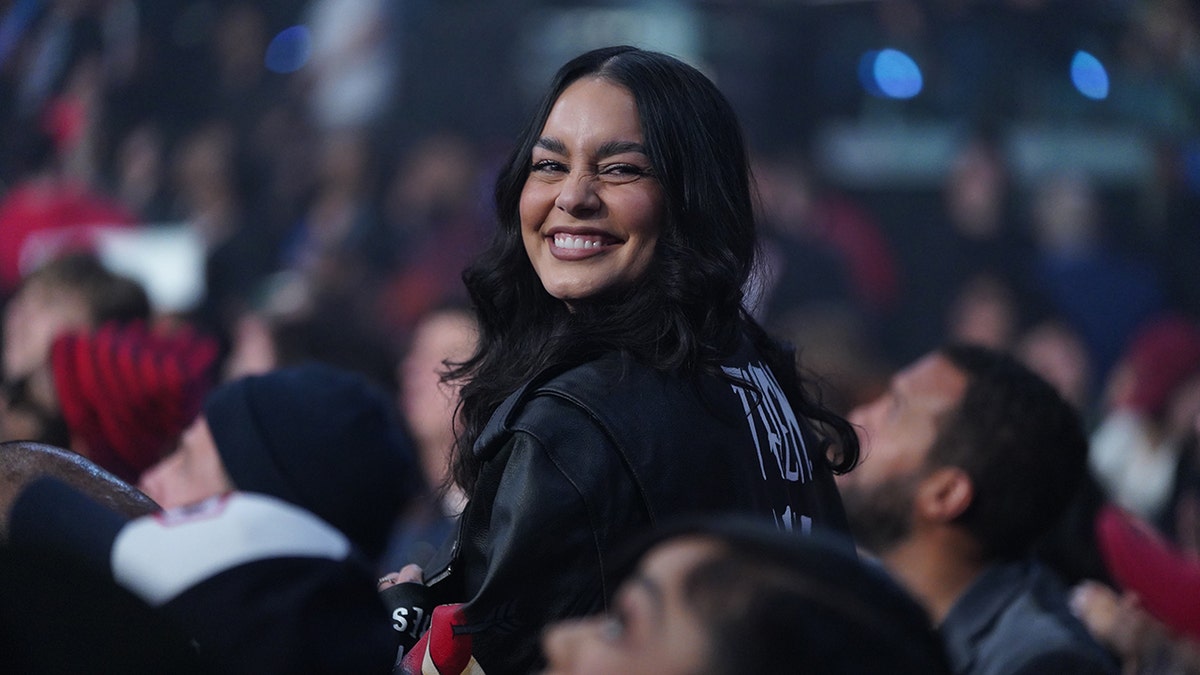 Vanessa Hudgens souriante lors de l'événement WWE Raw