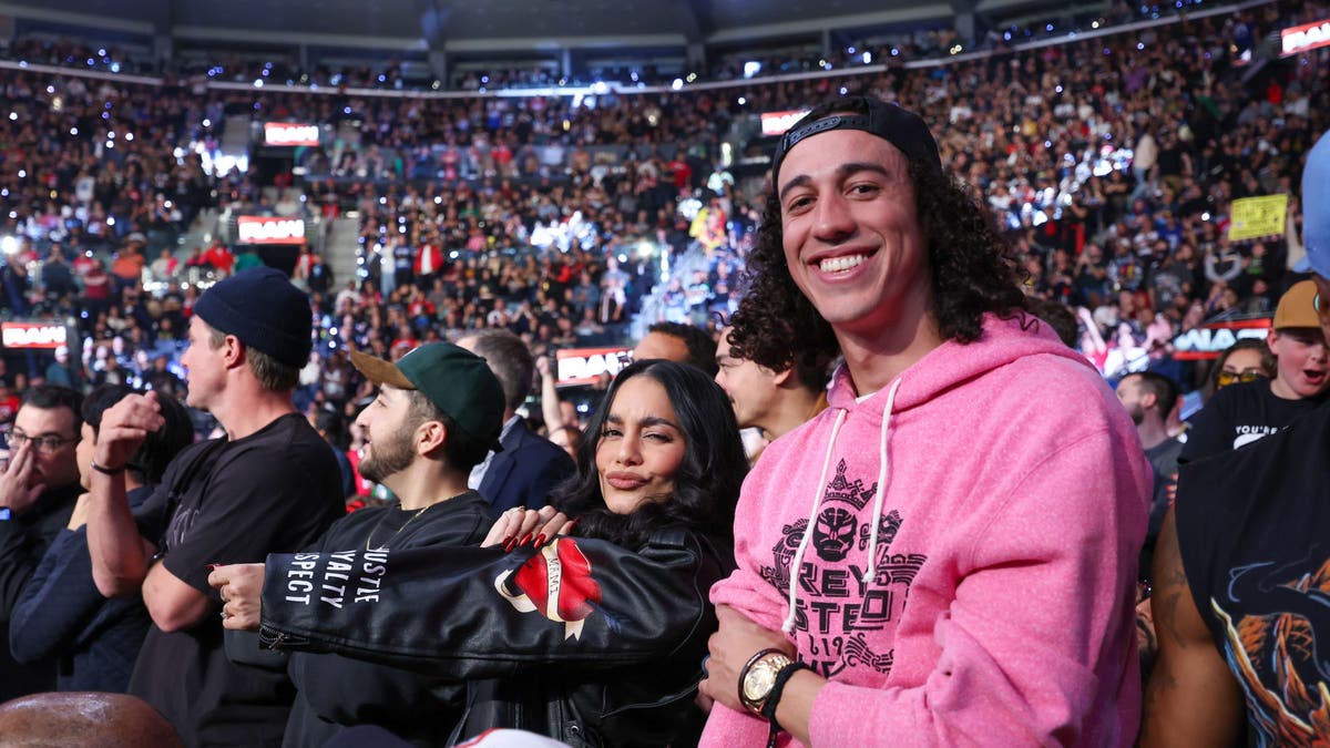 Vanessa Hudgens avec son mari Cole Tucker lors de WWE Raw